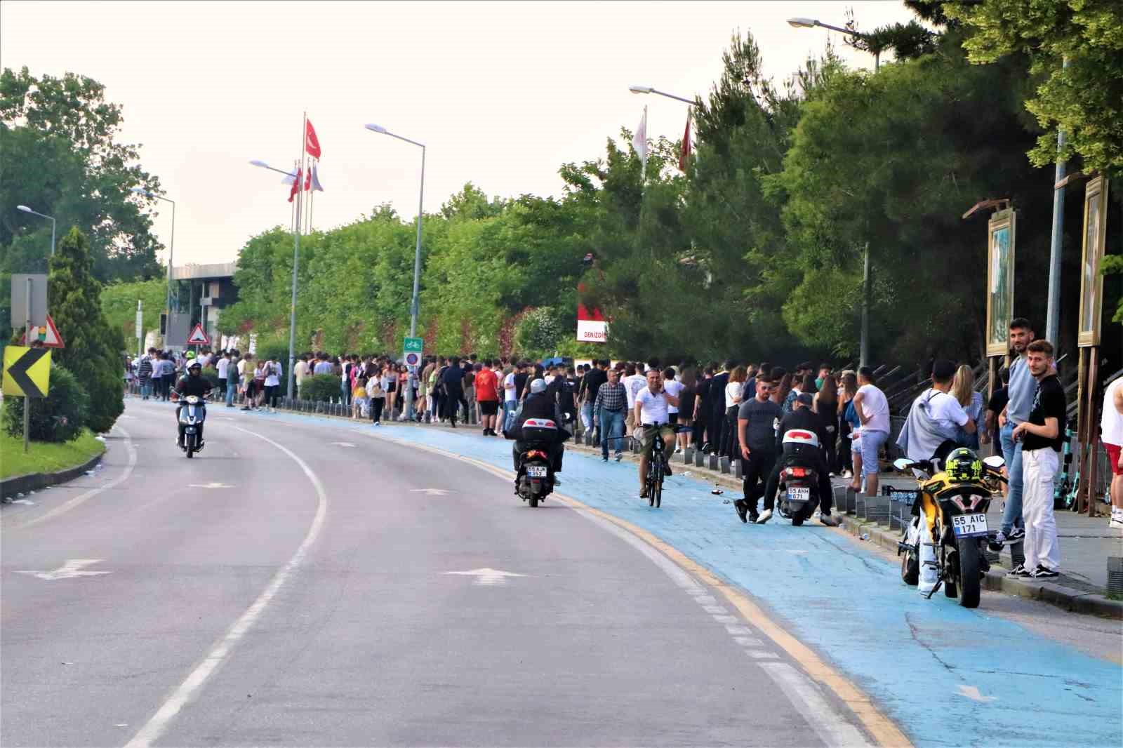 SAMSUN'DA GENÇLER 5 SANATÇININ VERECEĞİ KONSERİ DİNLEMEK İÇİN YÜZLERCE METRELİK KUYRUK OLUŞTURDU, SAATLERDE SIRADA BEKLEDİ