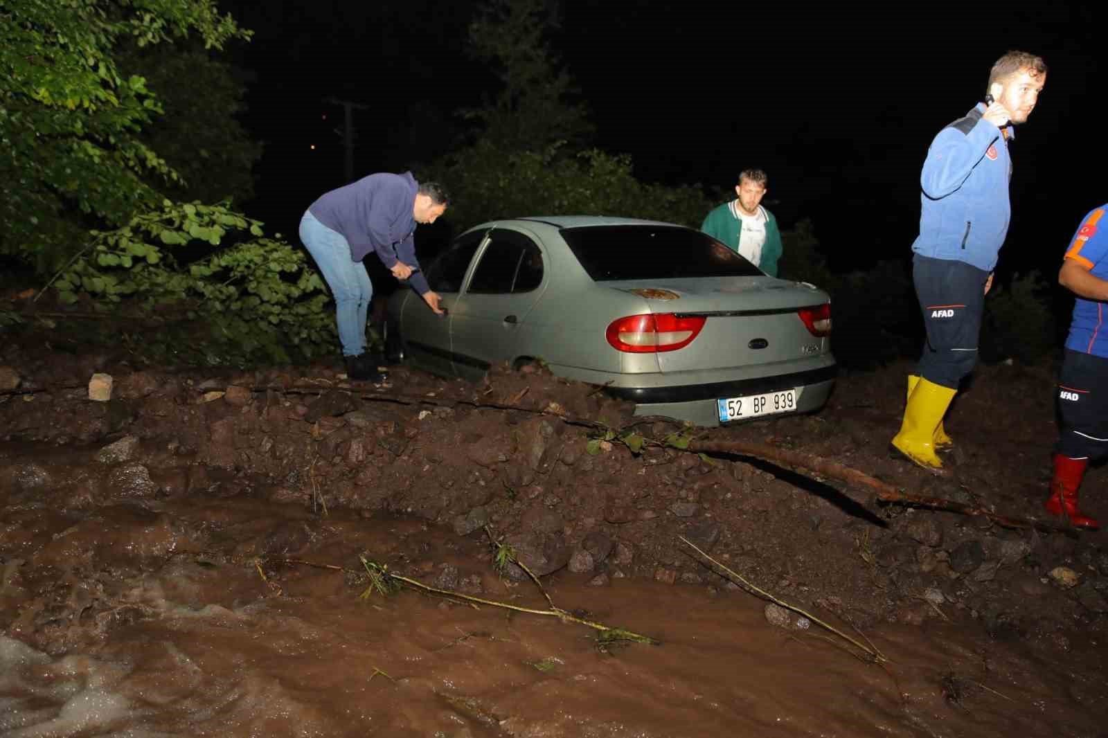 ORDU SEL’E TESLİM OLDU. ORDU'NUN FATSA İLÇESİNE BAĞLI YAVAŞ MAHALLESİ'NDE 2 GÜN ARAYLA ÜST ÜSTE SEL VE HEYELAN MEYDANA GELDİ. ARAÇ İÇİNDE MAHSUR KALANLAR KURTARILDI