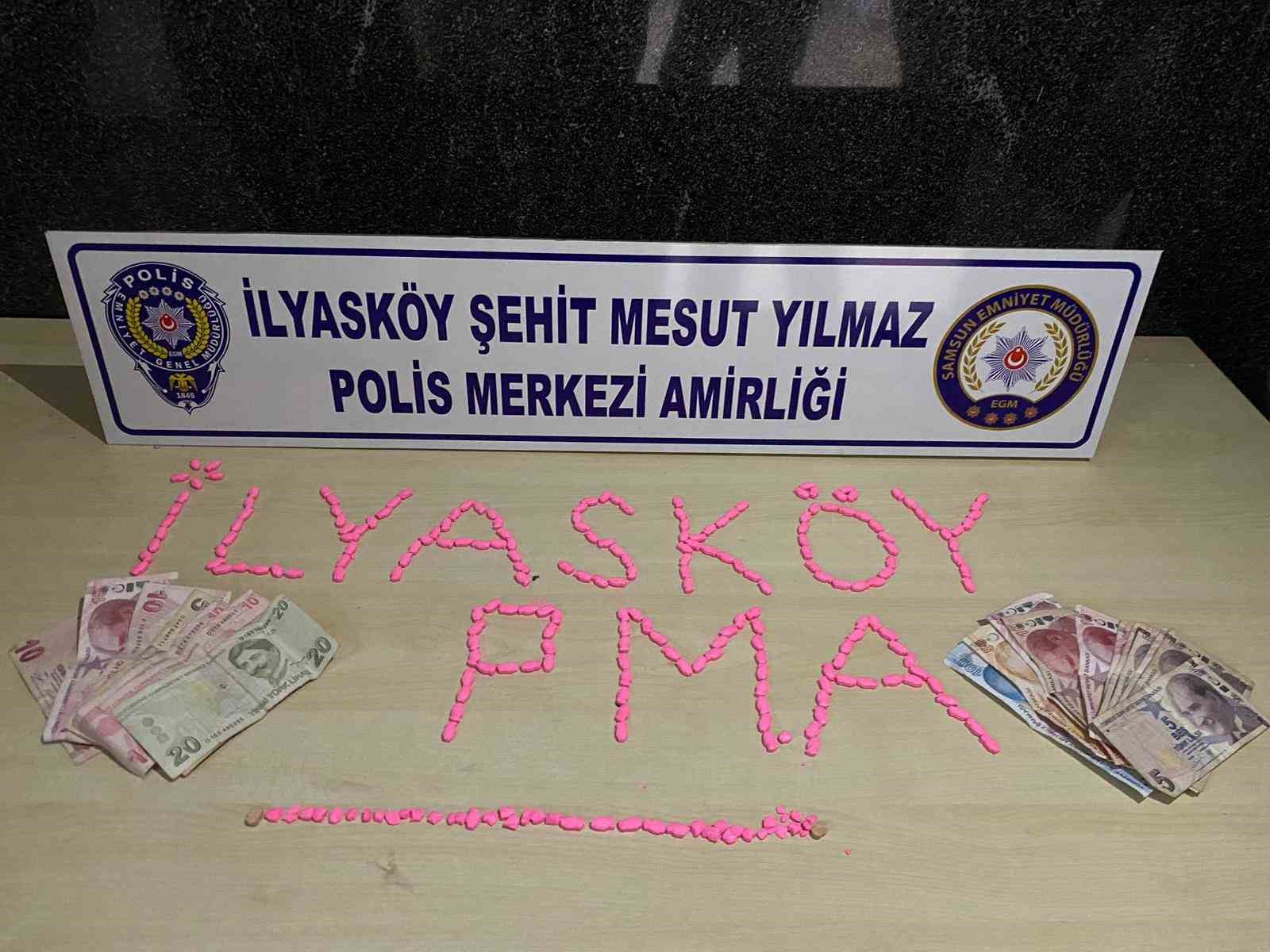 SAMSUN'DA ŞÜPHELİ BİR KİŞİYİ KOVALAMACA SONUCU YAKALAYAN POLİS MERKEZİ EKİPLERİ, ŞAHSIN ÜZERİNDE 223 ECSTASY UYUŞTURUCU HAP ELE GEÇİRDİ