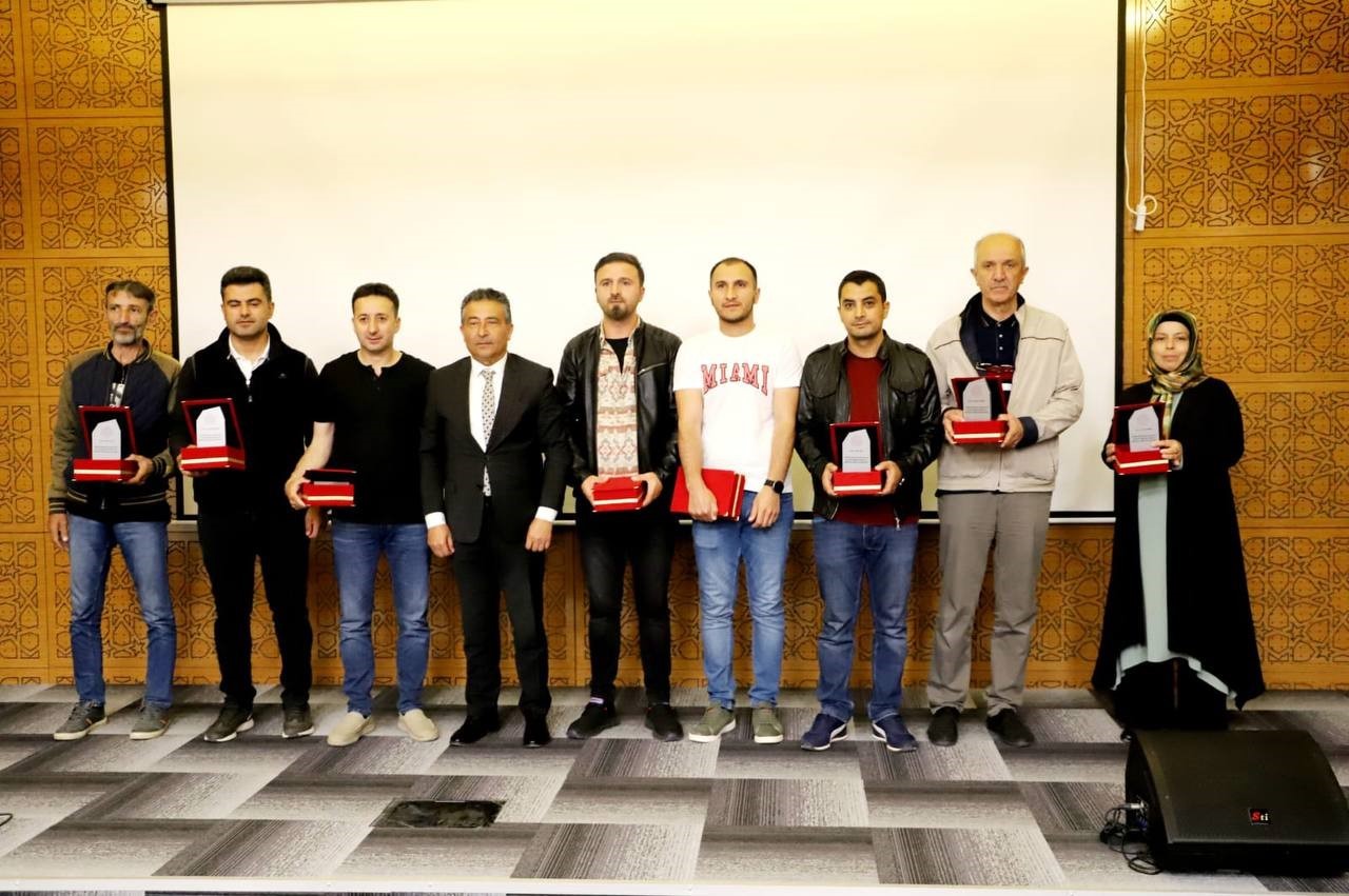 2022-2023 EĞİTİM ÖĞRETİM YILINDA BAYBURT'U FARKLI SPOR DALLARINDA TEMSİL EDEREK TÜRKİYE DERECESİ ELDE EDEN ÖĞRENCİLER VE ÖĞRENCİLERİ MÜSABAKALARA HAZIRLAYAN ANTRENÖRLERİ İÇİN VALİLİK TOPLANTI SALONUNDA ÖDÜL TÖRENİ DÜZEN