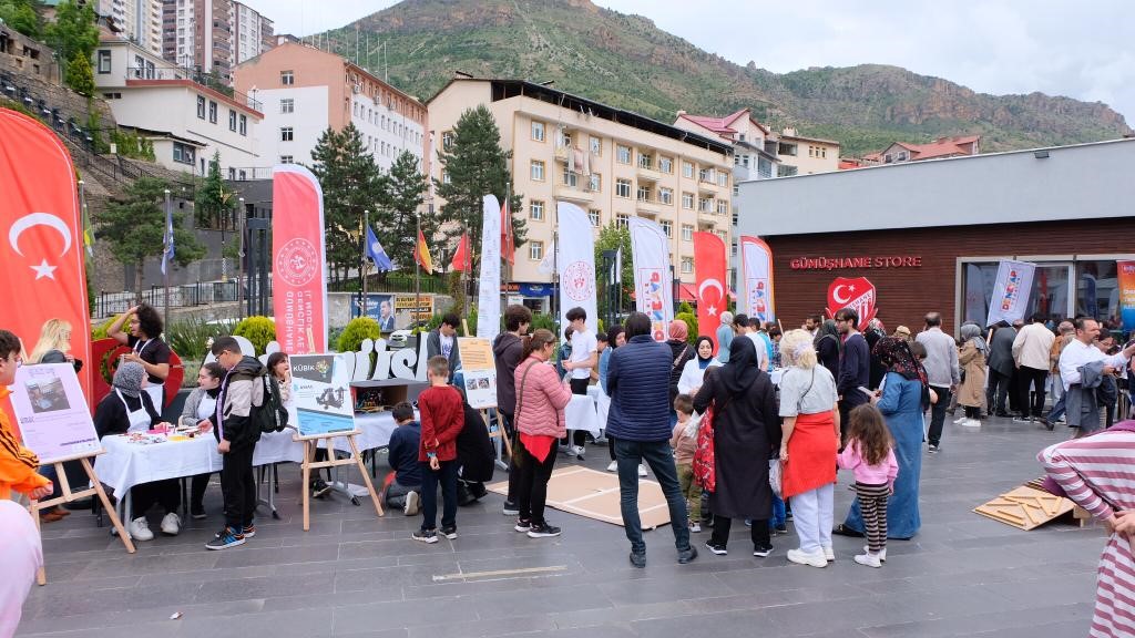 GÜMÜŞHANE'DE DENEYAP TEKNOLOJİ ATÖLYESİ'NDE EĞİTİM GÖREN GELECEĞİN YAZILIMCISI ÖĞRENCİLER PROJELERİNİ SERGİLEDİ