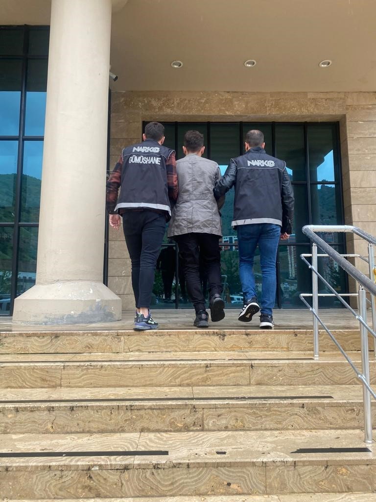 GÜMÜŞHANE’DE SIRT ÇANTASINDA BİN 372 ADET UYUŞTURUCU İLE YAKALANAN ŞAHIS TUTUKLANDI