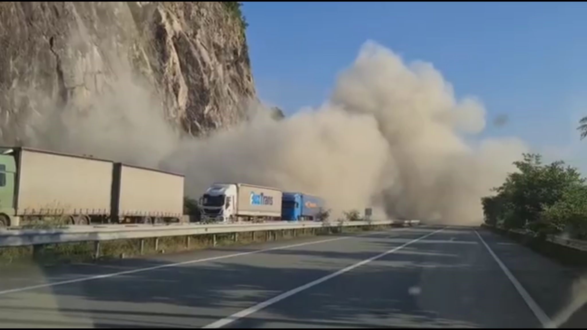ARTVİN HOPA’DA HEYELAN KORKUTTU, 1 TIR ZARAR GÖRDÜ, O ANLAR KAMERAYA YANSIDI