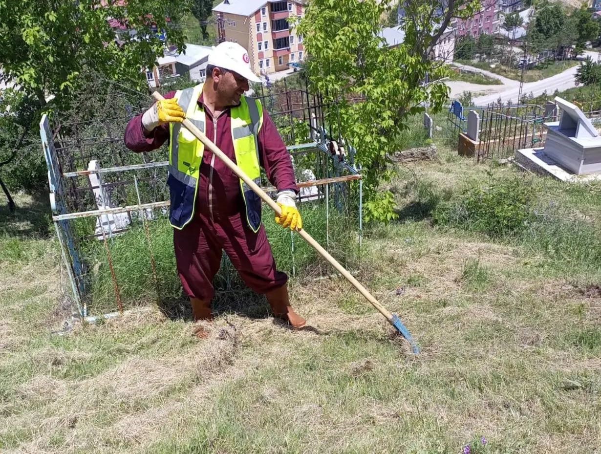 BAYBURT BELEDİYESİ, KURBAN BAYRAMI'NA SAYILI GÜNLER KALA MEZARLIKLARDA TEMİZLİK, BAKIM VE DÜZENLEME ÇALIŞMALARINI TİTİZLİKLE SÜRDÜRMEYE DEVAM EDİYOR