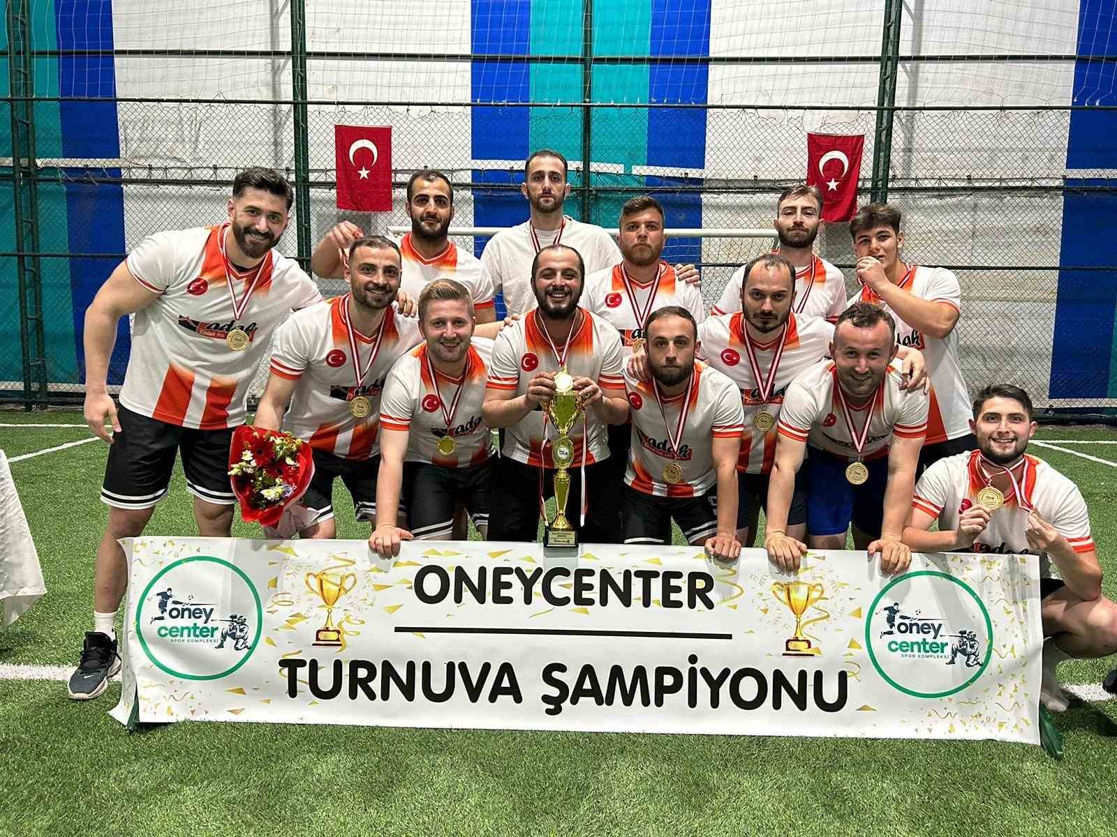 ORDU ÜNYE’DE ONEYCENTER YAZ TURNUVASI BU YIL İKİNCİ KERE DÜZENLENDİ. TURNUVANIN KURUCUSU GÖKHAN GÖKMEN ARACILIĞIYLA HALI SAHADA GERÇEKLEŞEN FUTBOL ŞÖLENİNE BİNLERCE KİŞİ TANIK OLDU