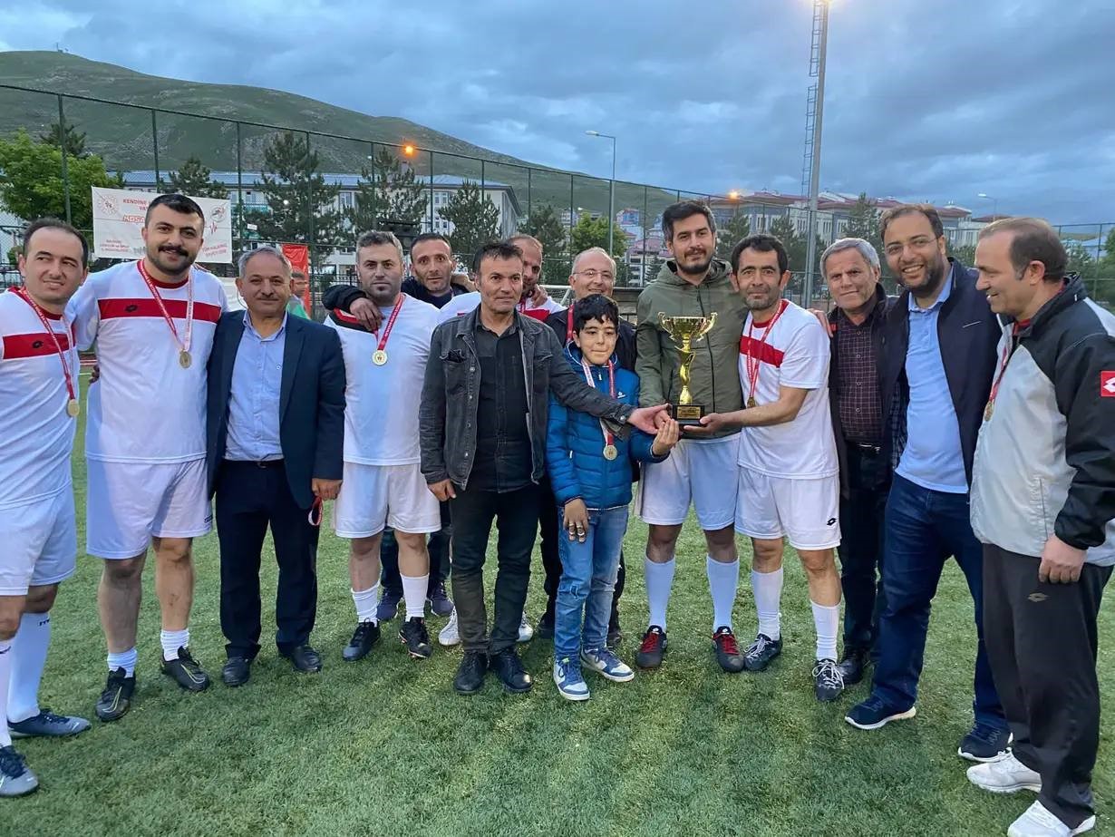 BAYBURT'TA DÜZENLENEN KURUMLAR ARASI FUTBOL TURNUVASI SONA ERERKEN, 22 TAKIM İÇERİSİNDE BAYBURT İL SAĞLIK MÜDÜRLÜĞÜ ŞAMPİYON OLDU
