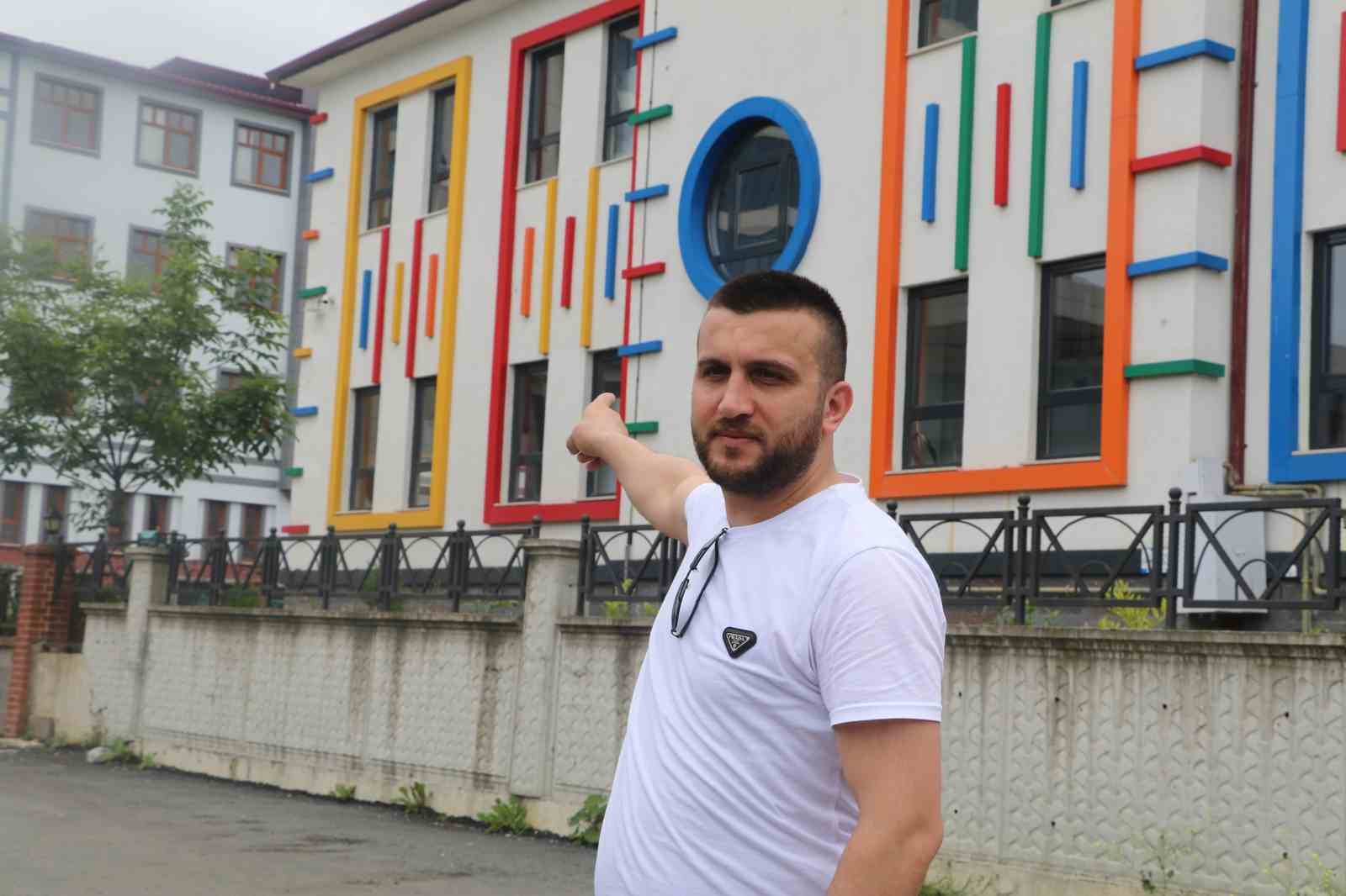 RİZE'DE ÇOK SAYIDA İLKÖĞRETİM OKULU VE LİSENİN BULUNDUĞU BÖLGEDE SÜRÜCÜ KURSLARININ DİREKSİYON EĞİTİMİ VE EHLİYET SINAVI YAPMALARINDAN DOLAYI OLUŞAN TEHLİKE NEDENİYLE MAHALLE SAKİNLERİ TEPKİ GÖSTERDİ