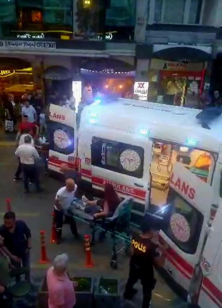 SAMSUN'DA BİR KAFENİN ÖNÜNDE SİLAHLI SALDIRIYA UĞRAYAN 2'Sİ KADIN 3 KİŞİ, POMPALI TÜFEKLE VURULARAK HASTANELİK OLDU