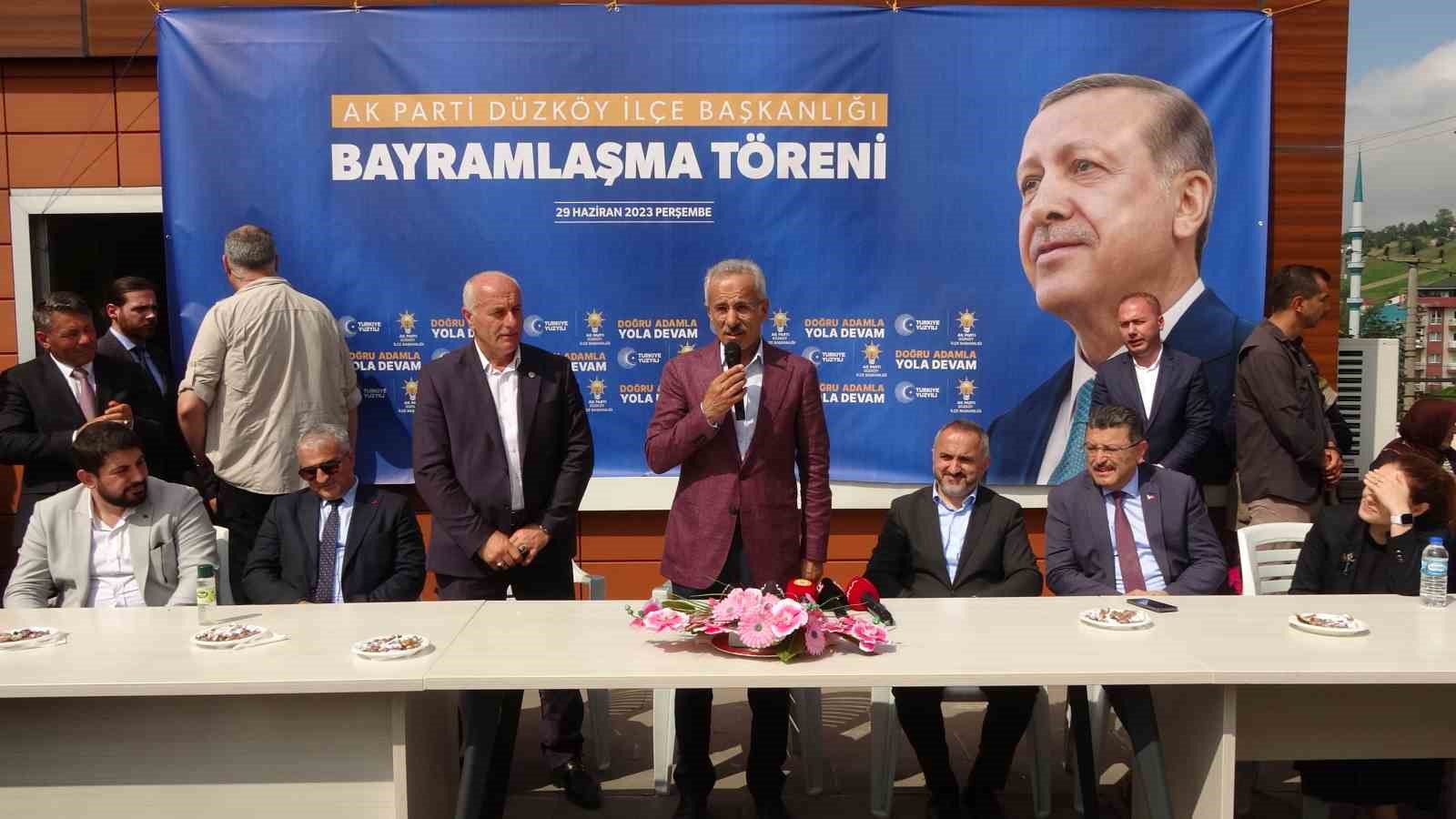 ULAŞTIRMA VE ALTYAPI BAKANI ABDULKADİR URALOĞLU BAYRAMDA TRABZON'LU HEMŞEHRİLERİYLE BULUŞTU. YAPTIĞI AÇIKLAMADA SİZ BİZE DESTEK VERDİĞİNİZ SÜRECE ALLAH’IN İZNİYLE BU YÜKLER BİZE VIZ GELİR” DEDİ