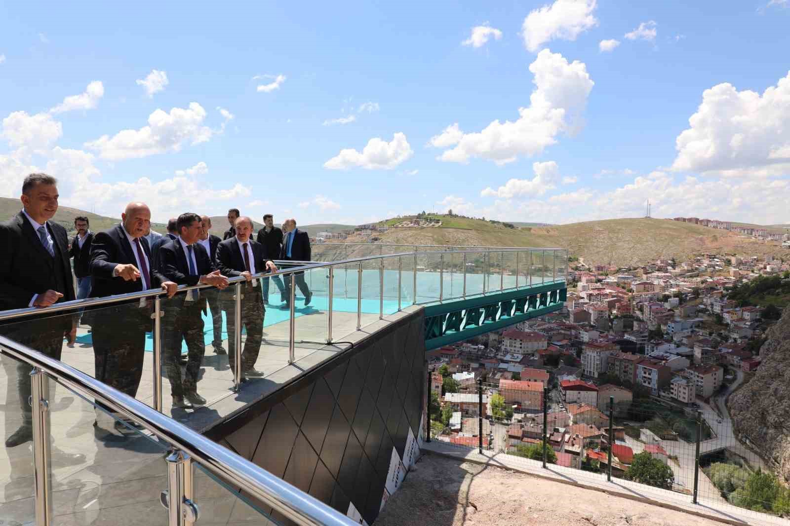 BAYBURT SEYİR TERASINA KAVUŞTU. BAYBURT BELEDİYESİNİN VİZYON PROJELERİNDEN OLAN VE YAPIMI TAMAMLANAN BAMSI BEYREK SEYİR TERASI HALKIN HİZMETİNE SUNULDU