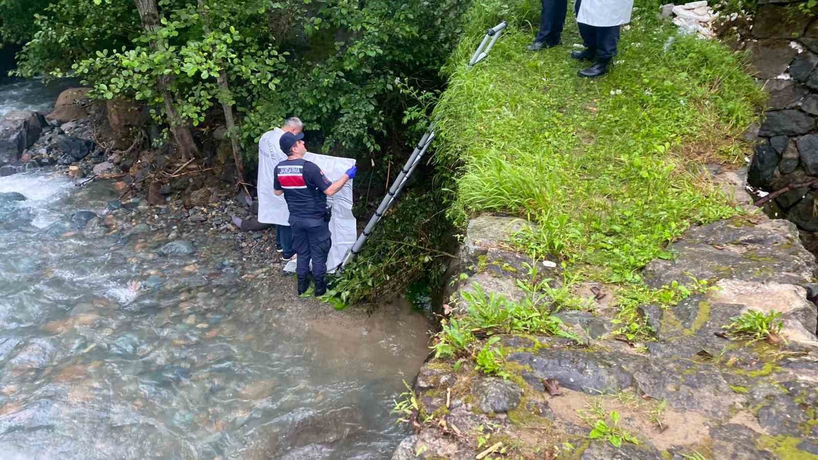 TRABZON'UN SÜRMENE İLÇESİNDE TAKSİCİ HÜSEYİN ASLAN YAYLA YOLUNDA DERE KENARINDA ÖLDÜRÜLMÜŞ OLARAK OLARAK BULUNDU. TAKSİCİNİN ÖNCE BIÇAKLANDIĞI ARDINDAN DA 3 KURŞUNLA VURULARAK ÖLDÜRÜLDÜĞÜ BELİRLENDİ