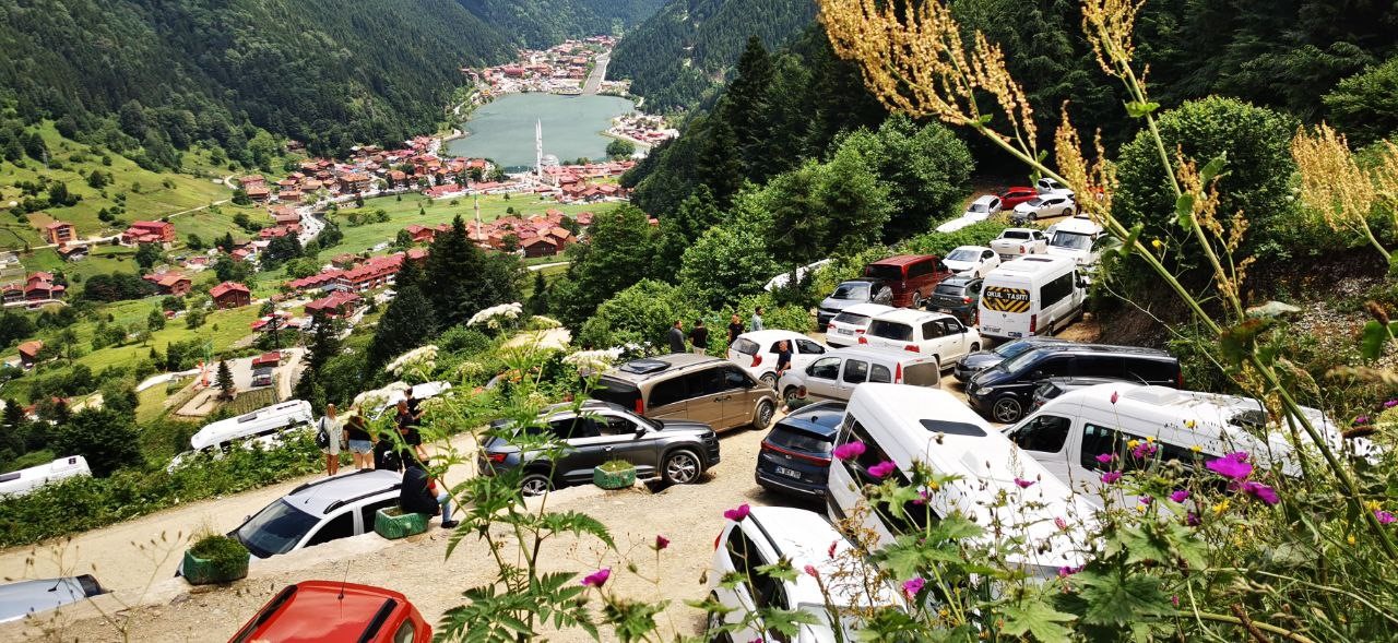 TRABZON'UN VE DOĞU KARADENİZ BÖLGESİ'NİN DÜNYACA ÜNLÜ TURİZM MERKEZİ UZUNGÖL KURBAN BAYRAMI TATİLİ İLE BİRLİKTE TURİZM SEZONUNUN EN YOĞUN GÜNLERİNİ YAŞIYOR