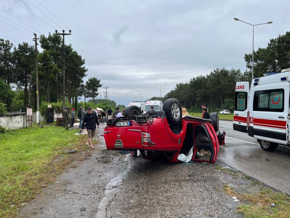 İSTANBUL'DAN GİRESUN'A BAYRAM ZİYARETİNE GİDEN AİLENİN İÇİNDE BULUNDUĞU ARACIN SAMSUN'DA LASTİĞİNİN PATLAMASI SONIUCU MEYDANA GELEN TRAFİK KAZASINDA 10 YAŞINDAKİ ÇOCUK HAYATINI KAYBEDERKEN, 2'Sİ AĞIR 4 Kİ