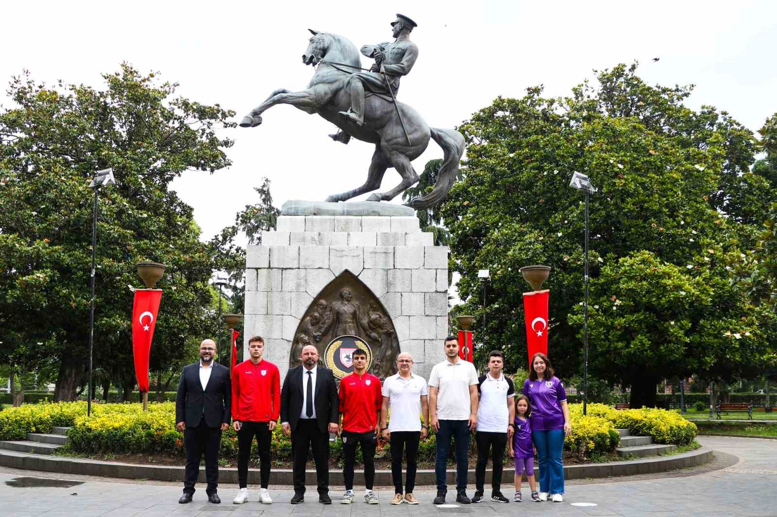 SÜPER LİG EKİPLERİNDEN SAMSUNSPOR, KURULUŞUNUN 58. YIL DÖNÜMÜ NEDENİYLE ATATÜRK ANITI'NA ÇELENK BIRAKTI