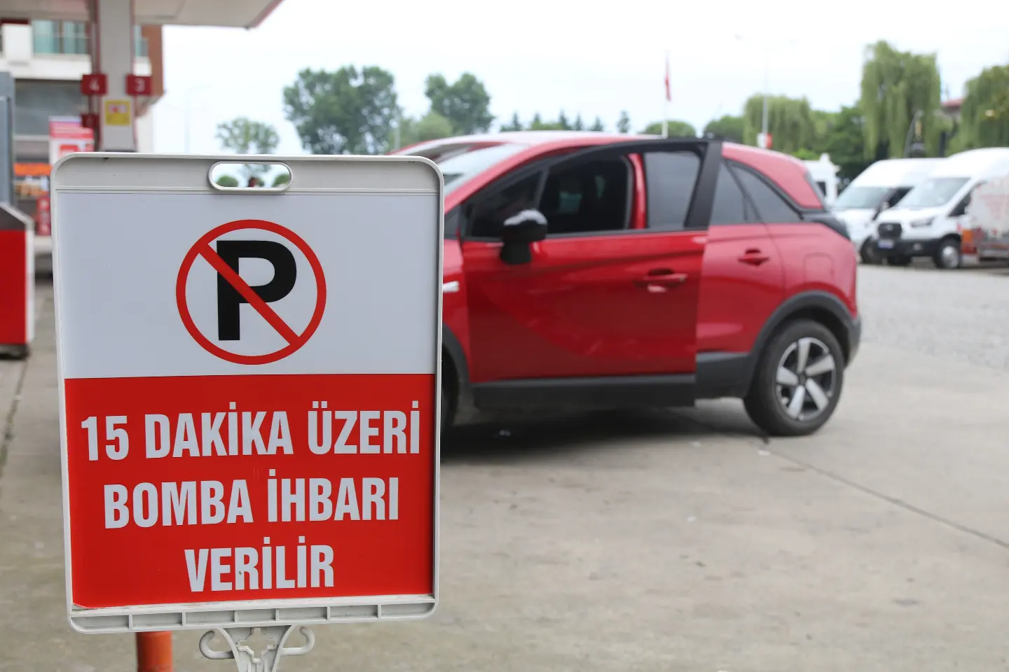 RİZE'DE BU DEPONUN ÖNÜNE ARAÇ PARK EDERSEN ‘BOMBA İHBARI’ YAPILIR