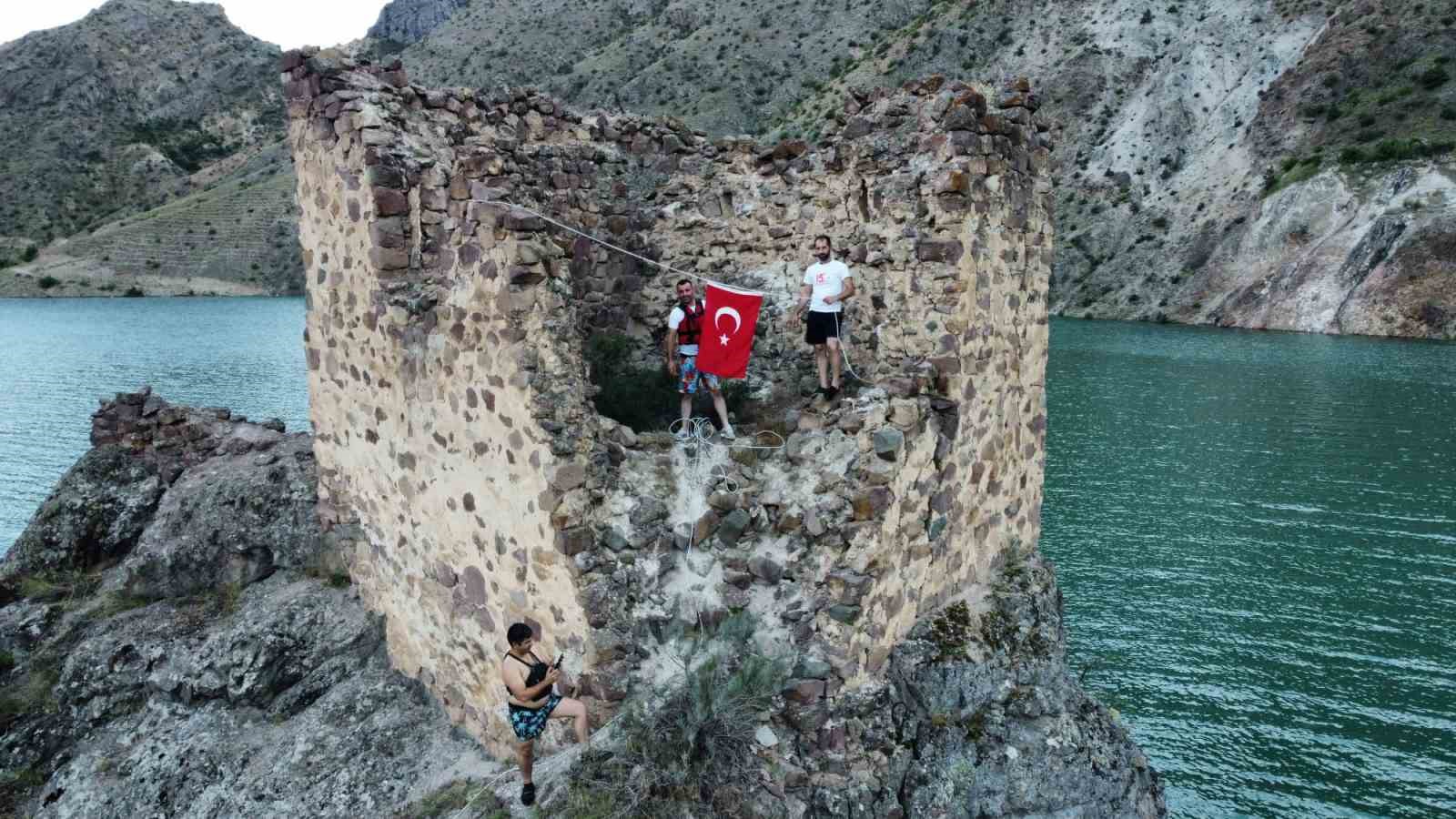 ARTVİN 15 TEMMUZ ANISINA SULAR ALTINDA KALAN KALEYE TÜRK BAYRAĞI ASILDI
