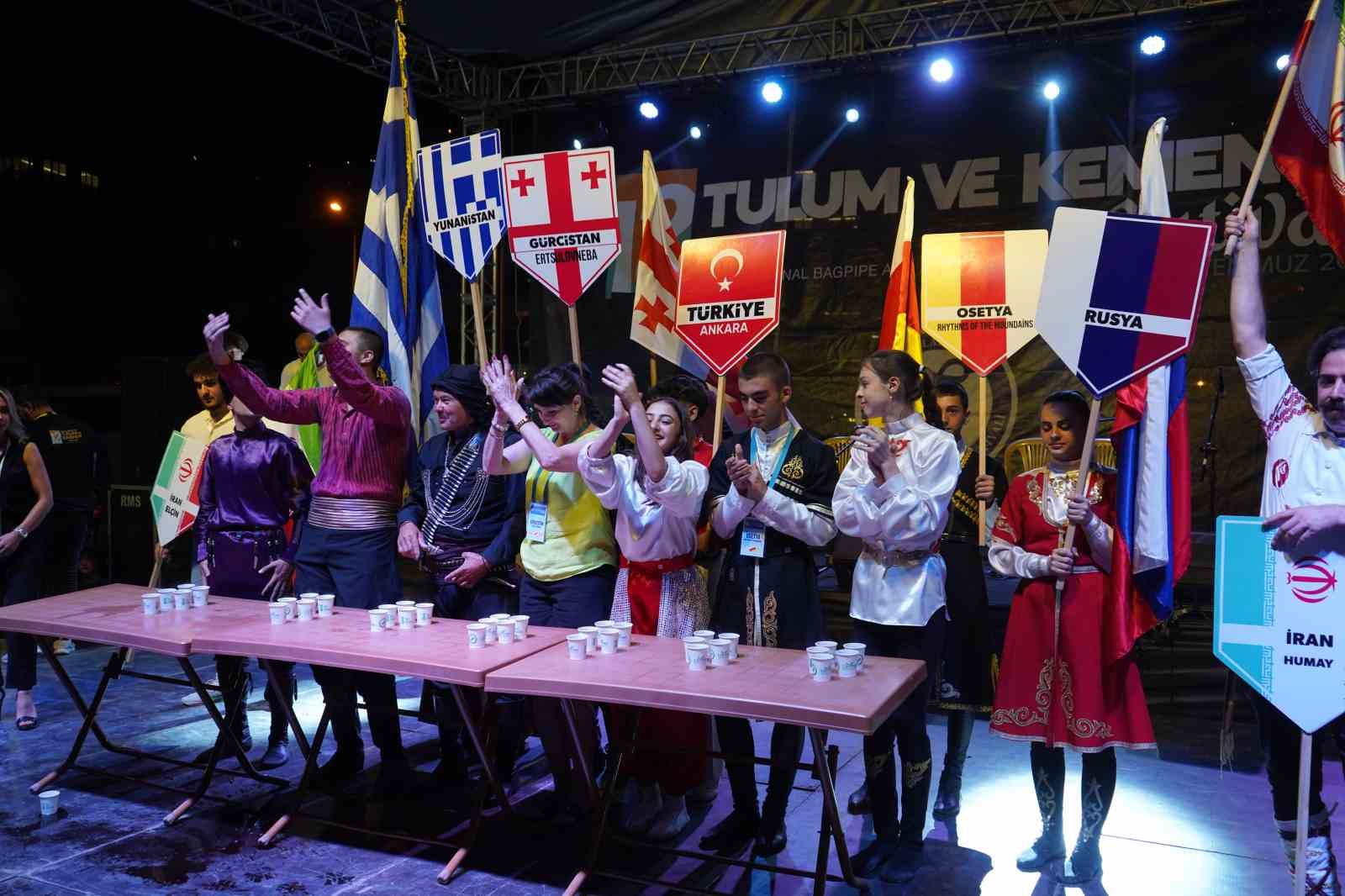 RİZE'DE 12.Sİ DÜZENLENEN ULUSLARARASI TULUM VE KEMENÇE FESTİVALİ ÇERÇEVESİNDE DÜZENLENEN "EN HIZLI ÇAY İÇME YARIŞMASI" FARKLI ÜLKEDEN GELEN DANSÇILAR İLE GERÇEKLEŞTİRİLDİ