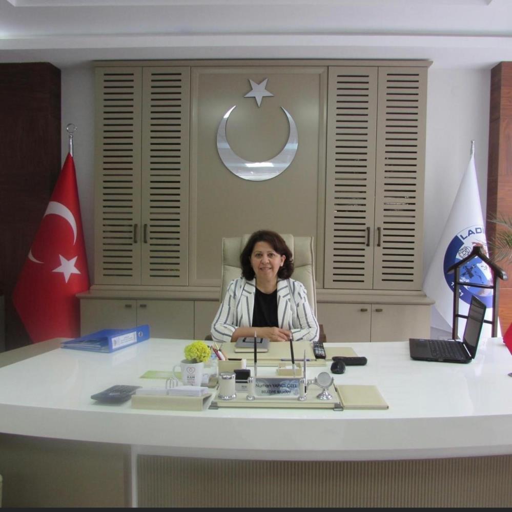 SAMSUN'DA LADİK BELEDİYE BAŞKANI NURHAN YAPICI ÖZEL, BİR SÜREDİR GÖĞÜS KANSERİ TEDAVİSİ GÖRDÜĞÜ HASTANE KALP KRİZİ GEÇİREREK HAYATINI KAYBETTİ