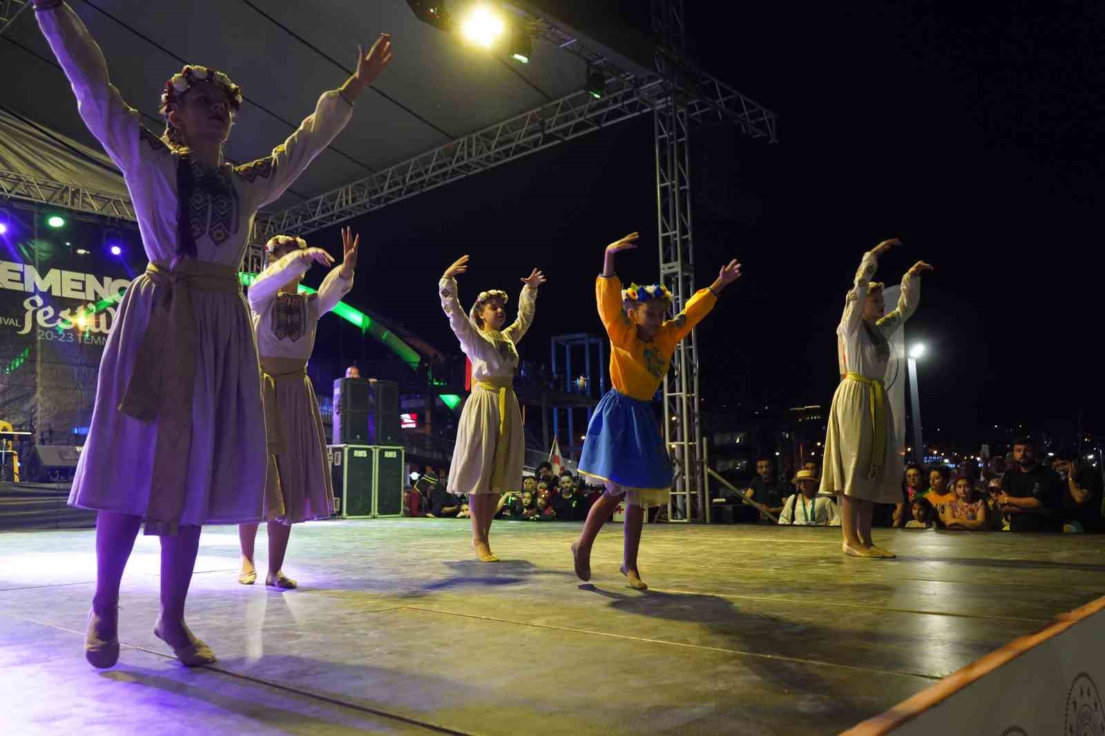 RİZE’DEKİ FESTİVALDE UKRAYNA EKİBİNDEN DUYGULANDIRAN GÖSTERİ. UKRAYNA'DAN GELEN DANSÇILAR YAŞANAN SAVAŞA TEPKİ ÇEKMEK İÇİN SİREN VE BOMBA SESLERİNİN EŞLİĞİNDE DANS GÖSTERİSİ YAPTI