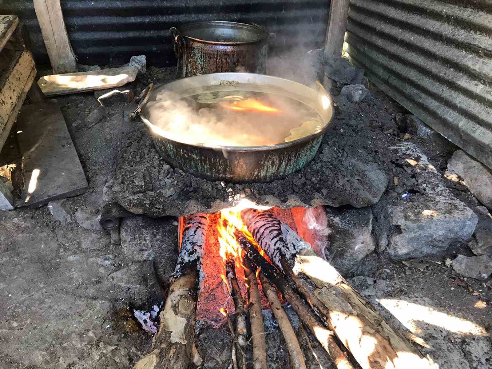 ARTVİN'İN ŞAVŞAT İLÇESİNDE, KENDİNE HAS KOKUSU VE ÖZELLİĞİ İLE DİKKAT ÇEKEN DUT PEKMEZİ, YÜZYILLARDIR SÜREN GELENEKSEL YÖNTEMLERLE HAZIRLANIYOR