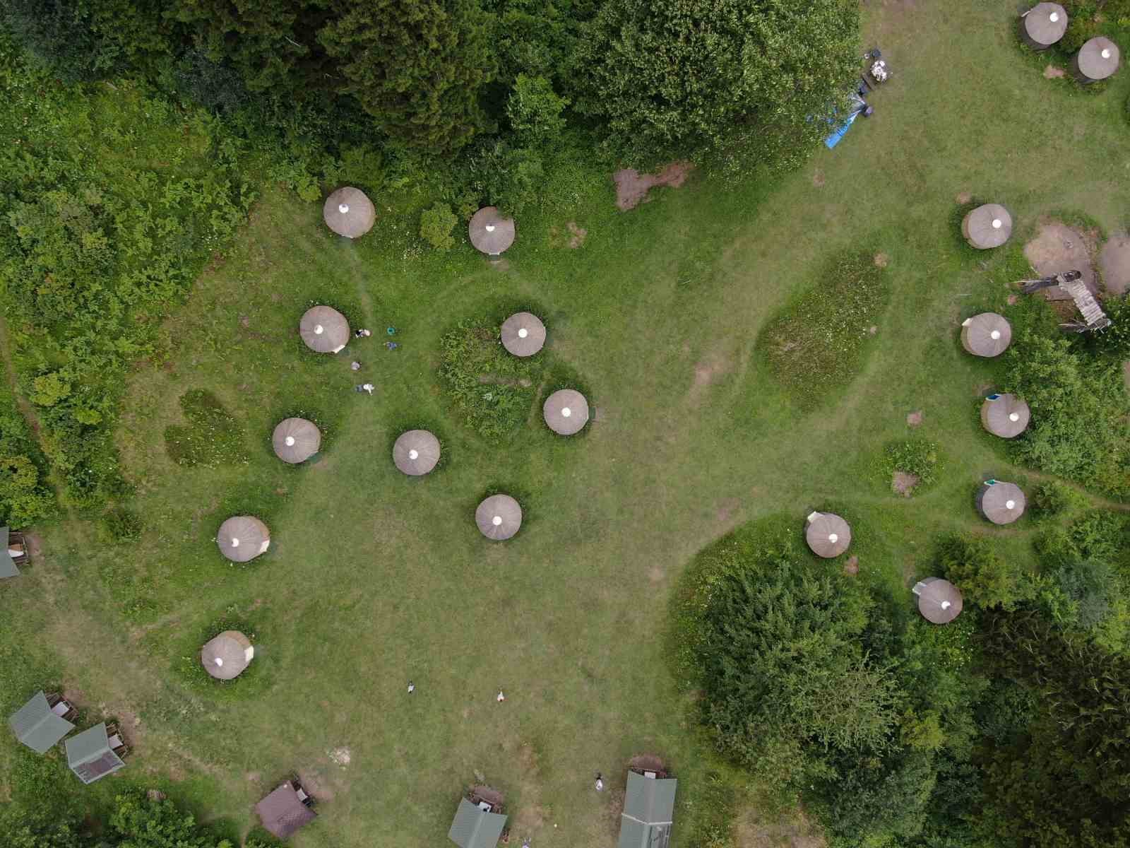 TRABZON'UN MAÇKA İLÇESİNİN YAZLIK MAHALLESİNDE TÜRK OBA ÇADIRI KÜLTÜRÜYLE MÜŞTERİLERİNE HİZMET VEREN SALİH KANTARCI VE EŞİ AYŞEGÜL KANTARCI, HER YIL YÜZLERCE YERLİ VE YABANCI TURİSTİ AĞIRLIYOR