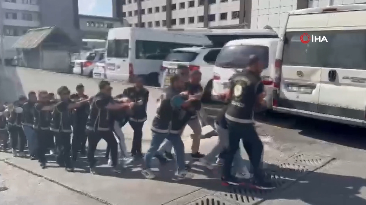 ARALARINDA RİZE İLİNİNDE BULUNDUĞU 7 İL'DE SUÇ ÖRGÜTLERİNİN YAKALANMASINA YÖNELİK DÜZENLENEN OPERASYONDA YAKALANAN 39 ŞÜPHELİDEN 34'Ü TUTUKLANDI