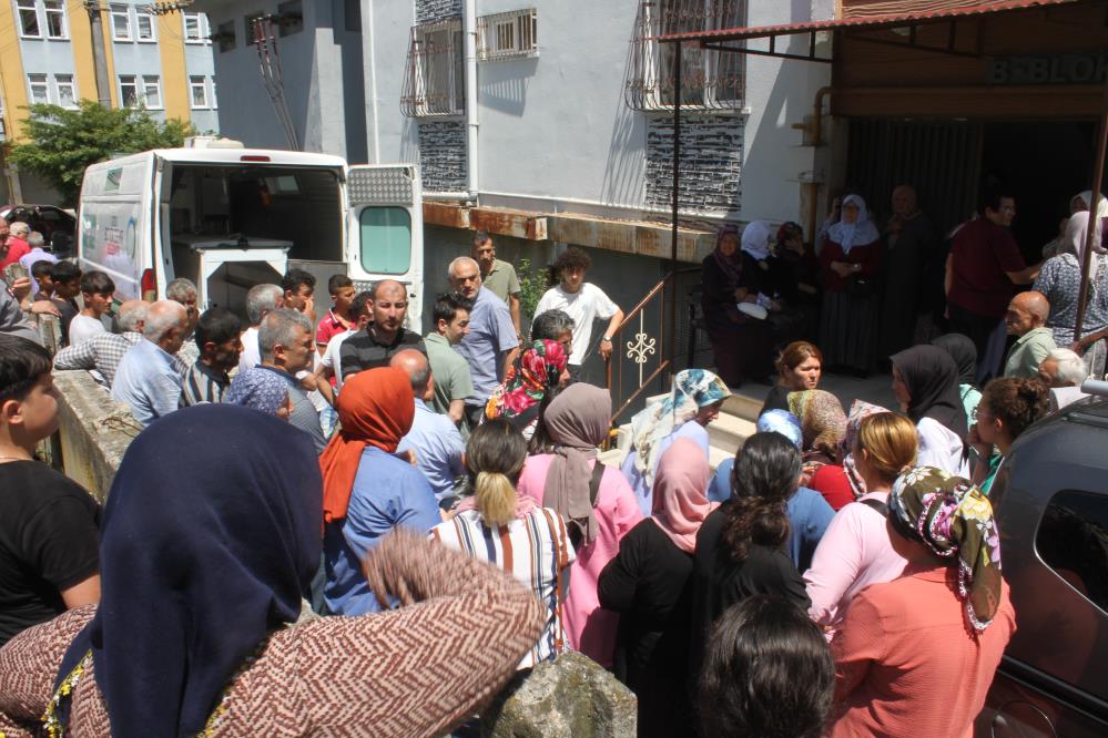 ORDU'NUN ALTINORDU İLÇESİNDE 13 YAŞINDAKİ KIZ ÇOCUĞU, EVİNDE ŞAKAK KISMINDAN TABANCA İLE VURULMUŞ HALDE BULUNDU. POLAT'IN CENAZESİ OTOPSİ İÇİN ORDU ADLİ TIP KURUMU'NA GÖNDERİLDİ