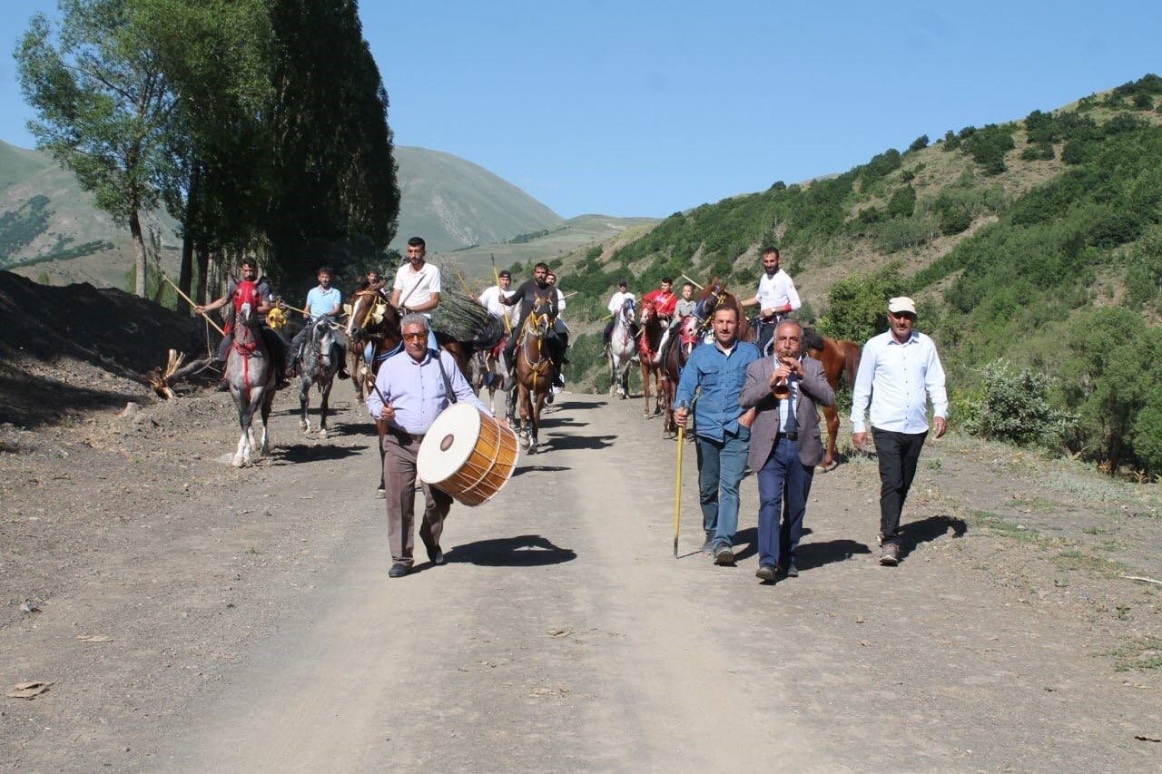 ATA SPORU CİRİTİN YAŞATILDIĞI BAYBURT'TA DÜĞÜN ÖNCESİ CİRİT MÜSABAKASI DÜZENLENDİ. DÜĞÜNE KATILAN KÖY SAKİNLERİ VE DAVETLİLER HEM HALAY ÇEKTİLER, HEM DE CİRİT MÜSABAKASINI YAKINDAN TAKİP ETTİLER