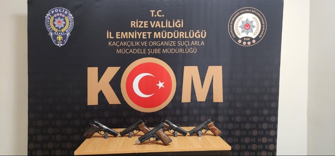 RİZE EMNİYET MÜDÜRLÜĞÜ KAÇAKÇILIK VE ORGANİZE SUÇLARLA MÜCADELE ŞUBE MÜDÜRLÜĞÜNCE DURDURULAN BİR ARAÇTA 5 ADET RUHSATSIZ TABANCA ELE GEÇİRİLDİ. B.C. İSİMLİ ŞAHIS CEZAEVİNE GÖNDERİLDİ