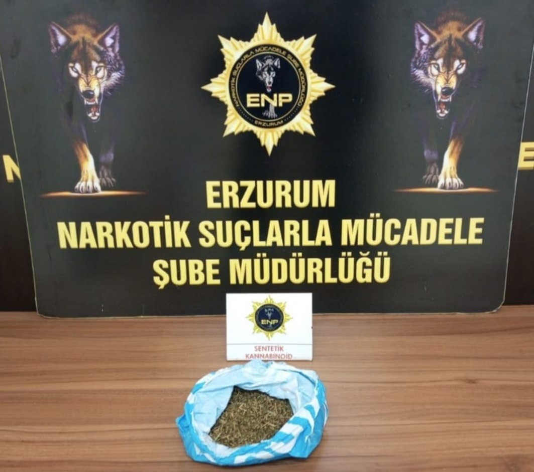 ERZURUM EMNİYET MÜDÜRLÜĞÜ'NE BAĞLI EKİPLERİN YAPTIĞI UYGULAMADA POLİSTEN KAÇAN ŞÜPHELİNİN YERE ATTIĞI POŞETTEN 160 GRAM BONZAİ ÇIKTI