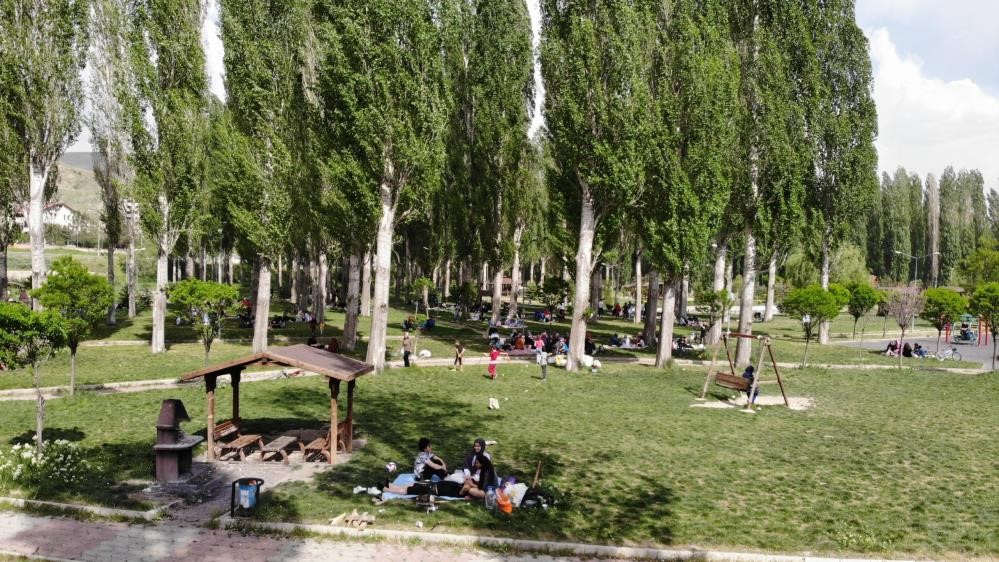 HİSSEDİLEN HAVA SICAKLIĞININ 35 DERECELERİ BULDUĞU BAYBURT'TA BUNALTICI HAVA SICAKLIĞI NEDENİYLE VATANDAŞLAR SERİN PARKLARI DOLDURDU