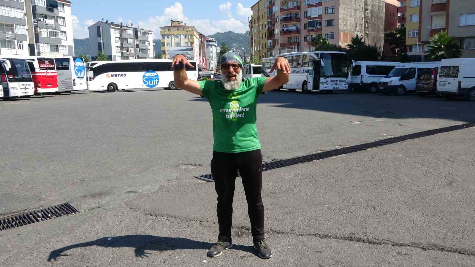 EMEKLİ OLDUKTAN SONRA TÜRKİYE'Yİ DOLAŞMAYA KARAR VEREN 54 YAŞINDAKİ NECİP KÖKERER, 21 GÜNLÜK YOLCUĞUNUN ARDINDAN RİZE'YE ULAŞTI