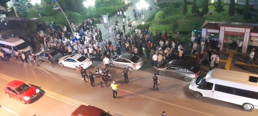 ERZURUM'DA VATANDAŞLARIN ŞİKAYETİ ÜZERİNE UYARILAN FAYTONCULAR AKŞAM SAATLERİNDE EYLEM YAPTI. ŞEHRİN EN İŞLEK CADDESİNDE FAYTONLARI, ATLARI, ARAÇLARI VE AİLELERİ İLE YOLU KAPATAN FAYTONCULAR İLE POLİS ARASINDA ARBEDE YA