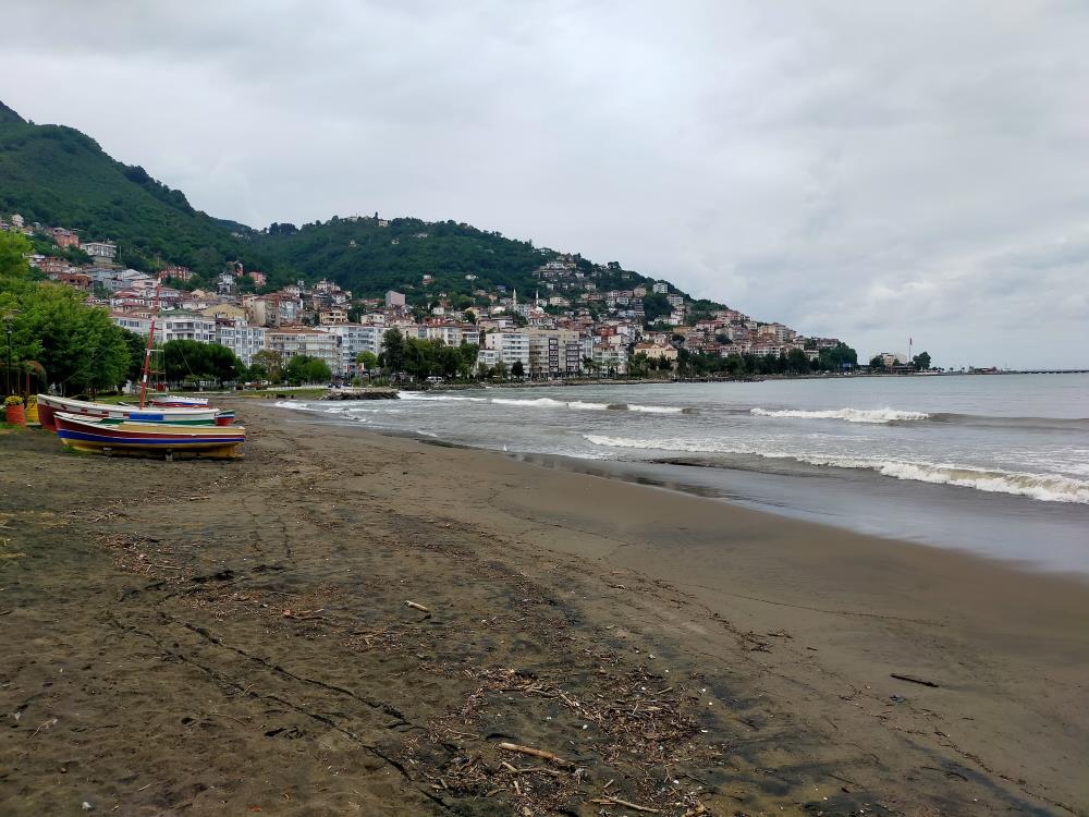 ORDU VALİLİĞİ, DENİZDE RÜZGAR İLE OLUŞAN DALGALAR VE SAHİLLERDEKİ RİP AKINTISI TEHLİKESİ NEDENİYLE BİR GÜN SÜREYLE DENİZE GİRİŞLERİN YASAKLANDIĞINI DUYURDU
