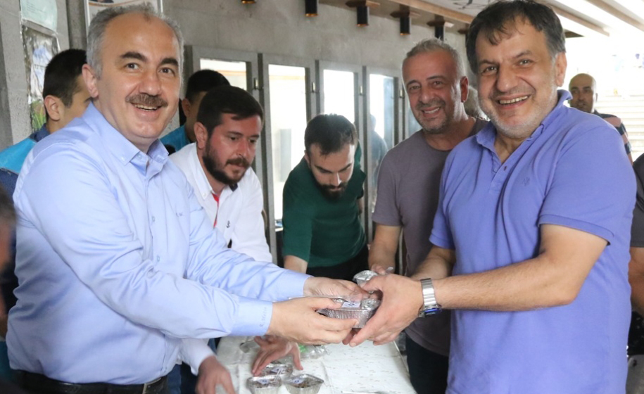 AŞURE GÜNÜ DOLAYISIYLA RİZE BELEDİYESİ TARAFINDAN ŞEYH CAMİİ, KALE CAMİİ, KAZDAL CAMİİ VE SAHİL CAMİSİ ÖNÜNDE VATANDAŞLARIMIZA AŞURE İKRAM EDİLDİ