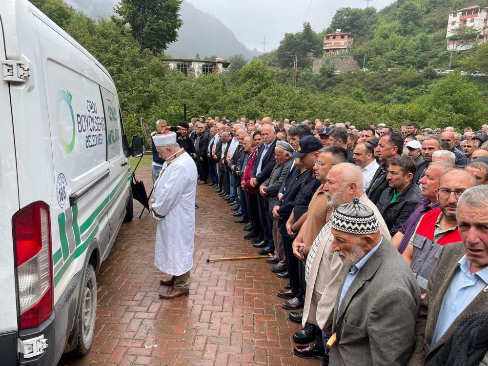 ORDU'NUN FATSA İLÇESİNDE DEREYE DÜŞTÜKTEN 14 GÜN SONRA DENİZDE KAYALIK ALANDA CESEDİ BULUNAN NACİYE YILMAZ'IN CENAZESİ TOPRAĞA VERİLDİ