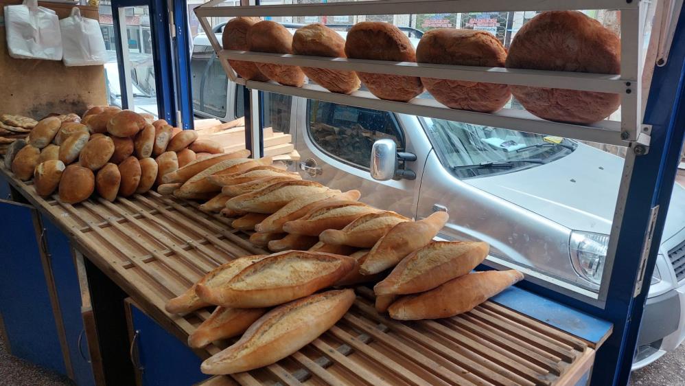 SAMSUN'DA 200 GRAMI 5 TL'DEN SATILAN EKMEĞE ZAM GELDİ. 29 TEMMUZ'DAN İTİBAREN 220 GRAM EKMEK 7,5 TL'DEN SATILMAYA BAŞLANACAK