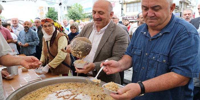 MUHARREM AYI MÜNASEBETİYLE ÇAYELİ BELEDİYESİ TARAFINDAN BELEDİYEYE AİT KÜLTÜR SOKAĞI SANATÇILARI İLE BİRLİKTE DÜZENLENEN ETKİNLİKTE YAKLAŞIK 2000 KİŞİYE AŞURE İKRAM EDİLDİ