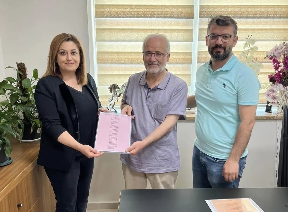 BAYBURT'TA ŞAKİR AYDIN İSİMLİ HASTA YAKINI, TEDAVİ GÖRDÜKTEN SONRA ESKİ SAĞLIĞINA KAVUŞUP, TABURCU OLAN EŞİYLE YAKINDAN İLGİLENEN DOKTOR VE HEMŞİRELERE ŞİİRLER YAZDI