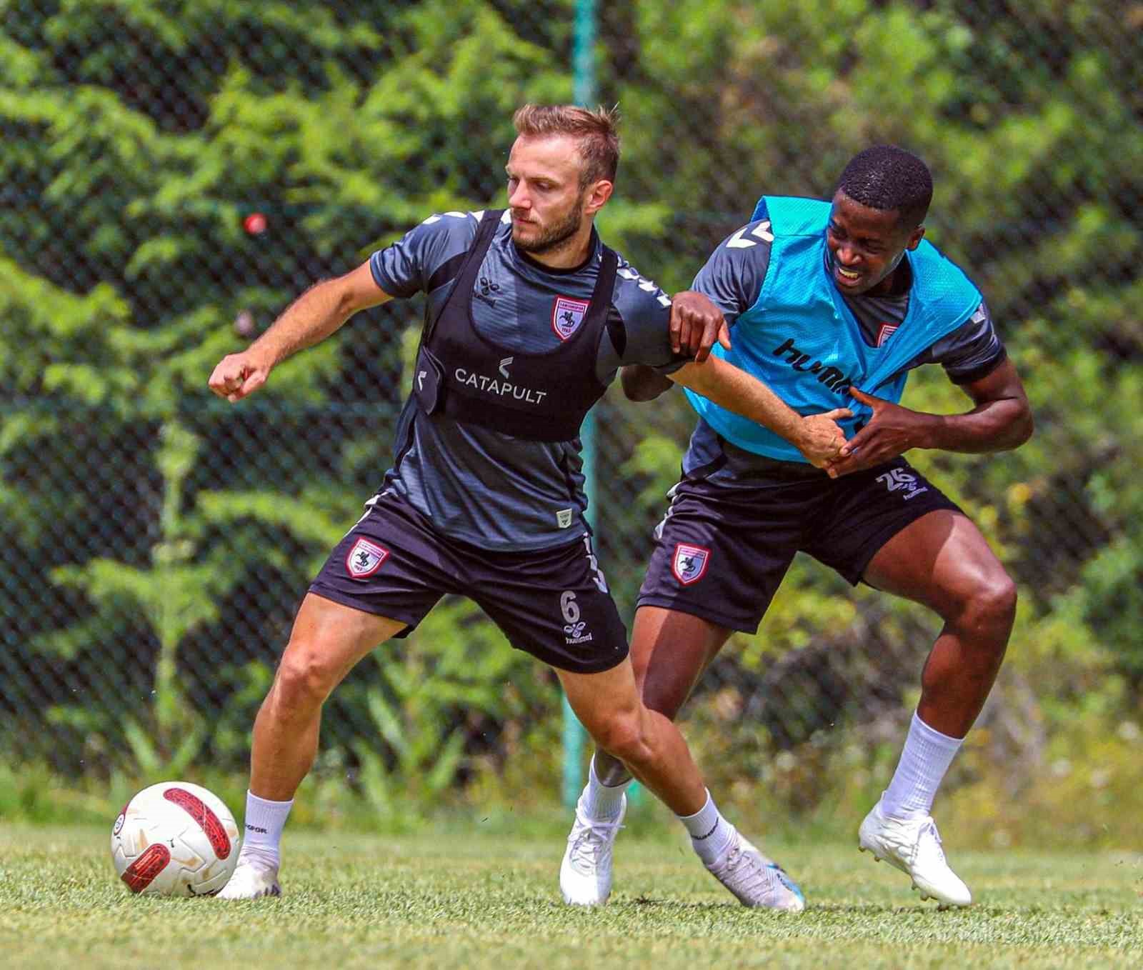 SÜPER LİG EKİPLERİNDEN SAMSUNSPOR YENİ SEZON PLANLAMASI ÇERÇEVESİNDE 8 YENİ TRANSFER YAPARKEN, 15 FUTBOLCU İLE YOLLARINI AYIRDI, 11 OYUNCUSU İSE KENDİSİNE TAKIM ARIYOR