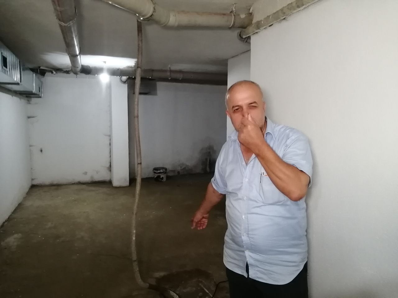 RİZE EMİNETTİN MAHALLESİNDE MENFEZ TIKANINCA SIĞINAĞA DOLAN LAĞIM SUYU APARTMAN SAKİNLERİNİN KABUSU OLDU