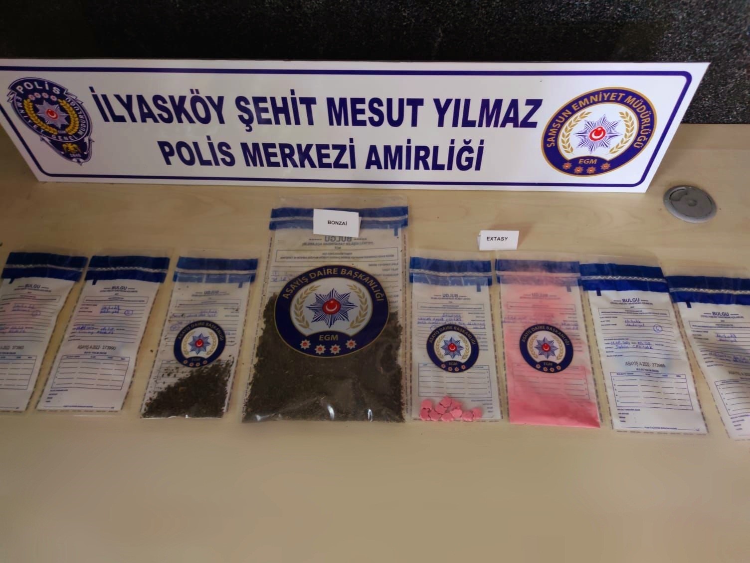 SAMSUN İLKADIM İLÇESİ KADİFEKALE MAHALLESİ'NDE GECE ŞÜPHE ÜZERİNE Ş.Ç. VE T.A. İSİMLİ ŞAHISLARIN ÜZERİNDE YAPILAN ARAMALARDA TOPLAM 40 GRAM BONZAİ, 10 ADET ECTACY HAP VE 3,85 GRAM TOZ HALİNDE EXTACY ELE GEÇİRİLDİ