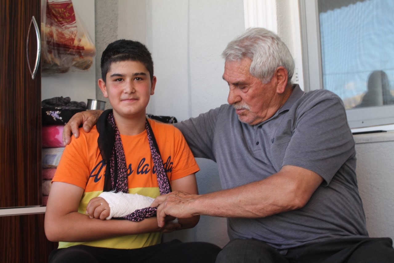 BAYBURT'TA KÖPEKLERİN SALDIRISINA UĞRAYAN ÇOCUKLARDAN AHMET EMİR KÖSE, KAÇARKEN OTOMOBİLİN ALTINDA EZİLMEKTEN KIL PAYI KURTULDU