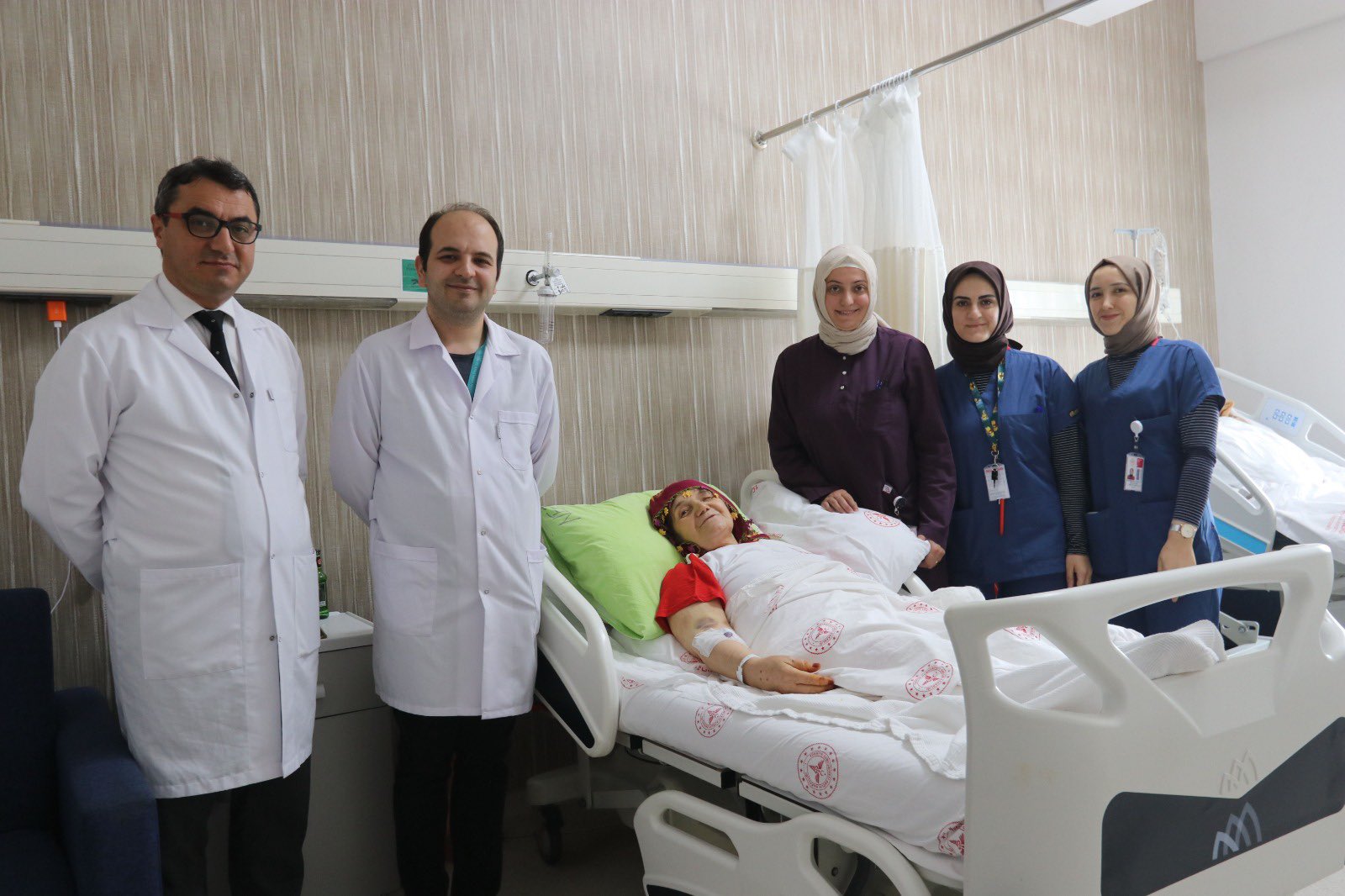 RİZE'DE 72 YAŞINDAKİ HASTANIN İLKEL TELEFERİKLE KOPAN PARMAKLARI RECEP TAYYİP ERDOĞAN ÜNİVERSİTESİ EĞİTİM VE ARAŞTIRMA HASTANESİNDE YAPILAN BAŞARILI OPERASYONLA YERİNE DİKİLEREK, SAĞLIĞINA KAVUŞTU