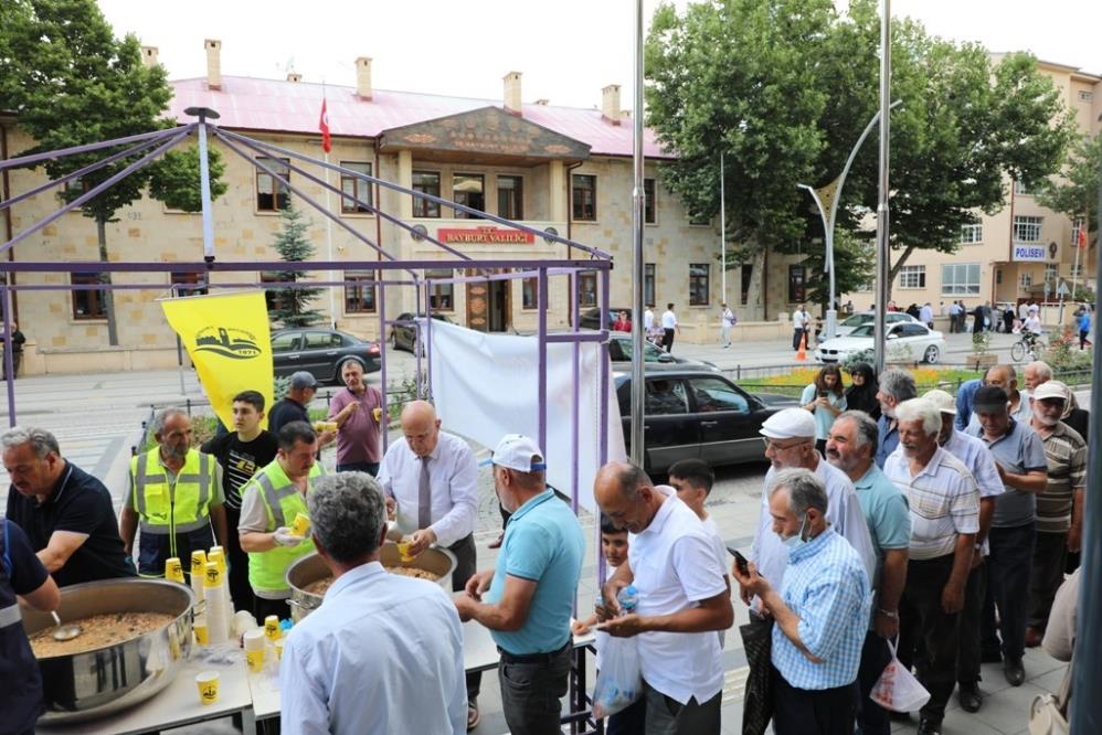 BAYBURT BELEDİYESİNCE MUHARREM AYI DOLAYISIYLA VATANDAŞLARA AŞURE İKRAMINDA BULUNDU.BELEDİYE HİZMET BİNASI ÖNÜNDE KURULAN STANDA GEÇEN BELEDİYE BAŞKANI HÜKMÜ PEKMEZCİ, VATANDAŞLARA AŞURE İKRAM ETTİ