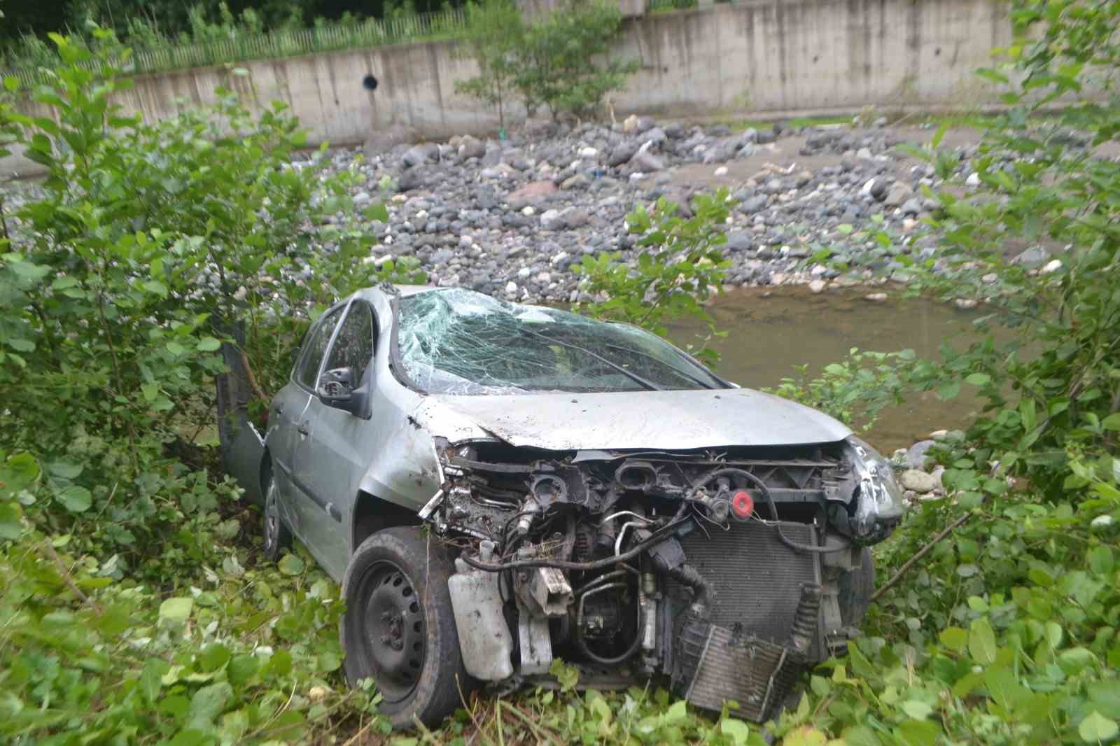 TRABZON BEŞİKDÜZÜ İLÇESİNDE BİR OTOMOBİLİN AĞASAR DERESİNE UÇMASI SONUCU MEYDANA GELEN TRAFİK KAZASINDA1'İ ÇOCUK 4 KİŞİ YARALANDI