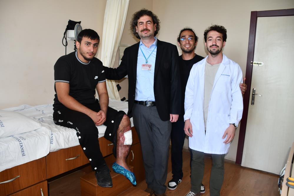 RİZE'DE GEÇİRDİĞİ TRAFİK KAZASI SONRASI BACAK KEMİKLERİ AÇIKTA, GÖRÜNÜR VAZİYETTE OLAN GENÇ, KTÜ TIP FAKÜLTESİ HASTANESİ'NE NAKLEDİLDİ. HASTAYA BURADA UYGULANAN SIRA DIŞI TEDAVİ YÖNTEMİ SAYESİNDE BACAĞI KESİLMEKTEN