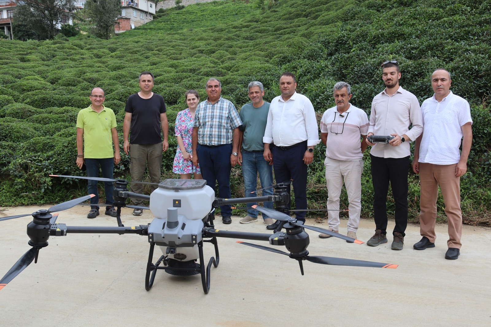 RİZE ZİRAAT ODASI MÜLKİYETİNE AİT OLAN 15 DÖNÜMLÜK PROJE VE SERA ALANINDA ‘DRONLA’ ÇAY GÜBRELEME UYGULAMASI DENEDİ