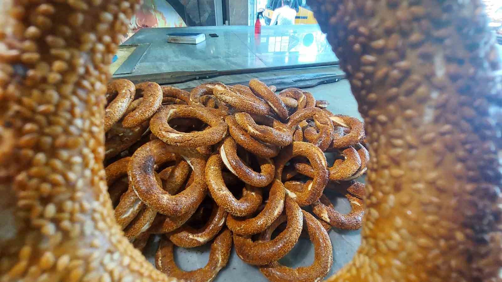 SAMSUN'DA EKMEĞİN ARDINDAN SİMİDE DE ZAM YAPILDI. 85 GRAM SUSAMLI SAMSUN SİMİDİ BUGÜNDEN İTİBAREN 7,5 TL'DEN SATILACAK