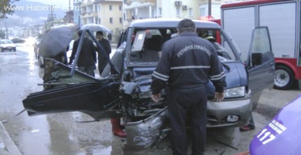 Rizelileri taşıyan minibüs kaza yaptı 13 yaralı